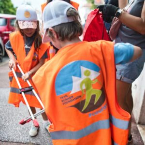 Enfants qui ramassent des déchets